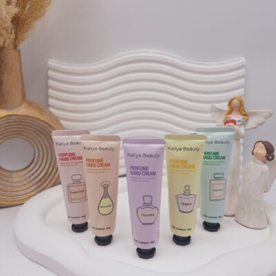 پک کرم دست 5 تایی مرطوب کننده کیفی طرح پرفیوم (عطر) برند کایلی بیوتی کد 377 - فروشگاه عمده لوازم آرایشی کالای سید